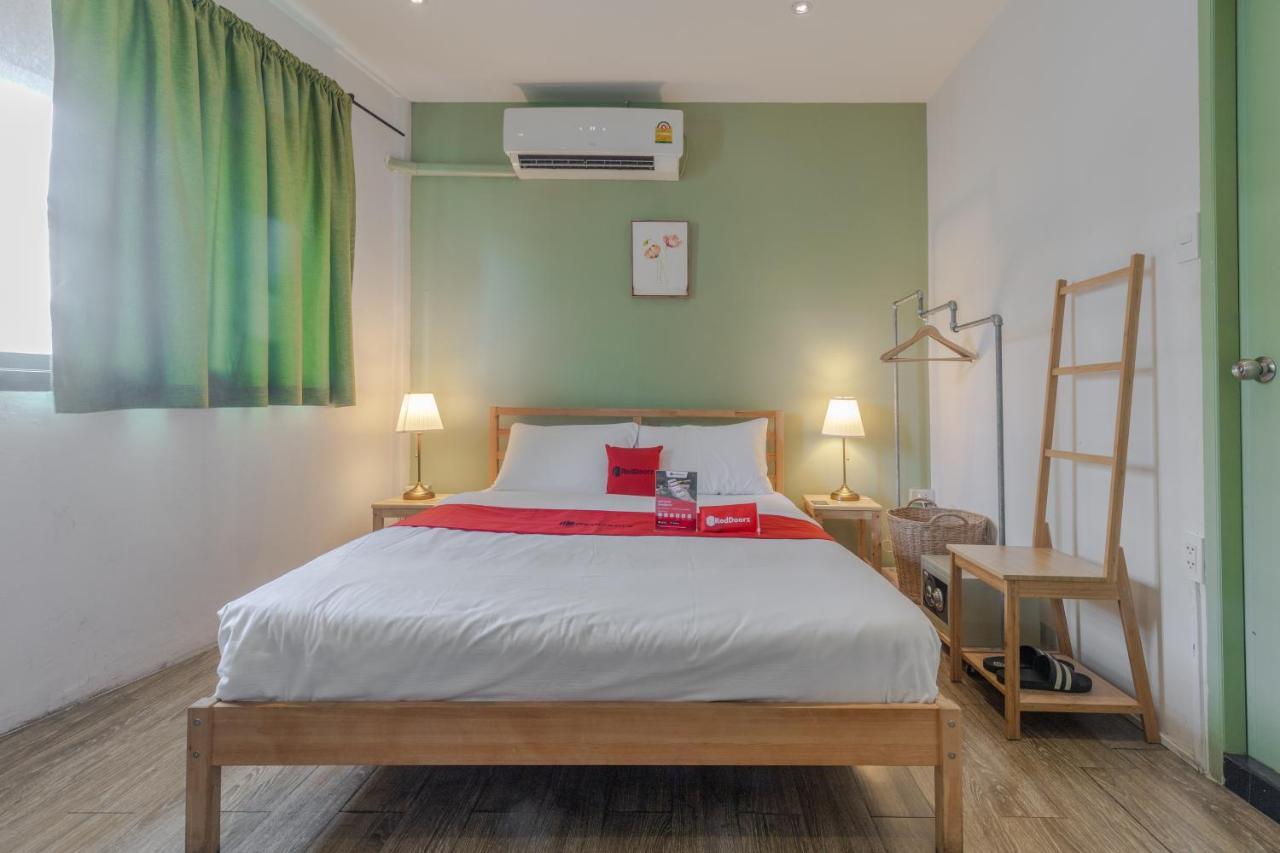 Bed and Breakfast Folk Poshtel Silom Бангкок Номер фото